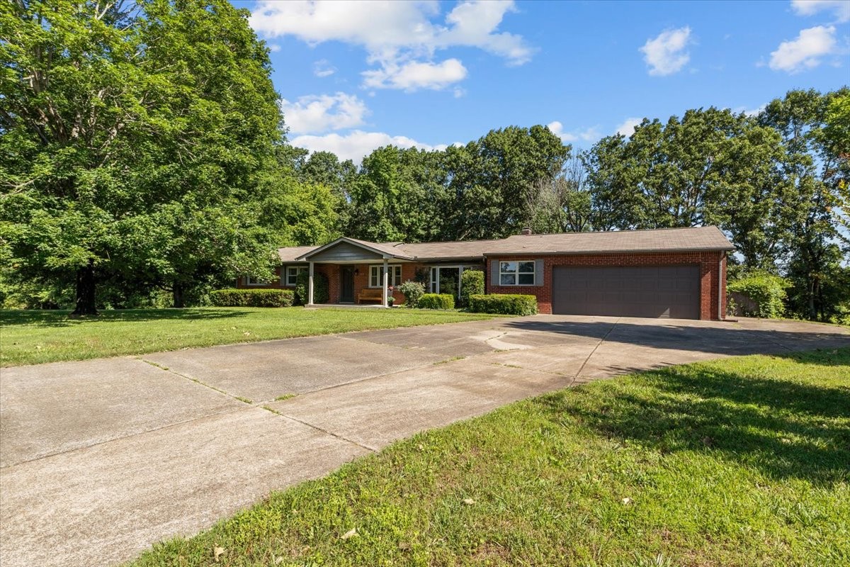 555 Lakeview Cir