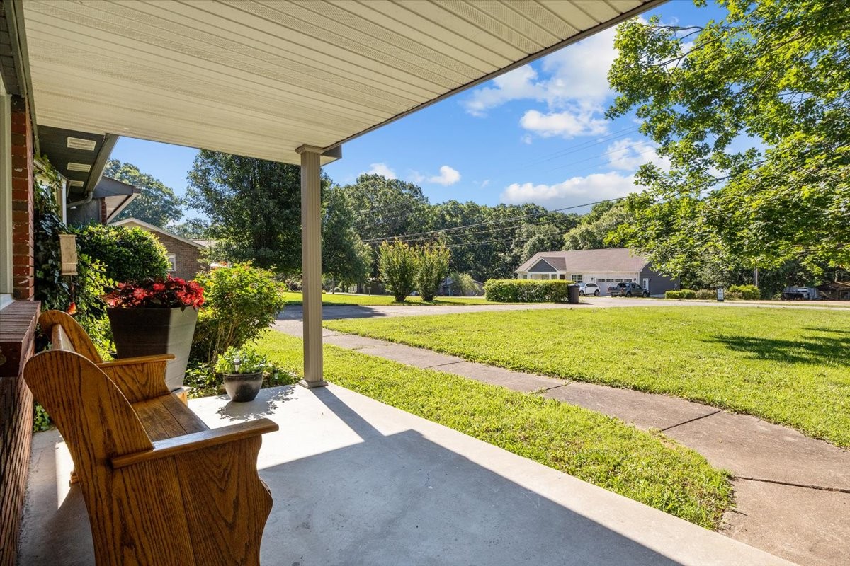 555 Lakeview Cir