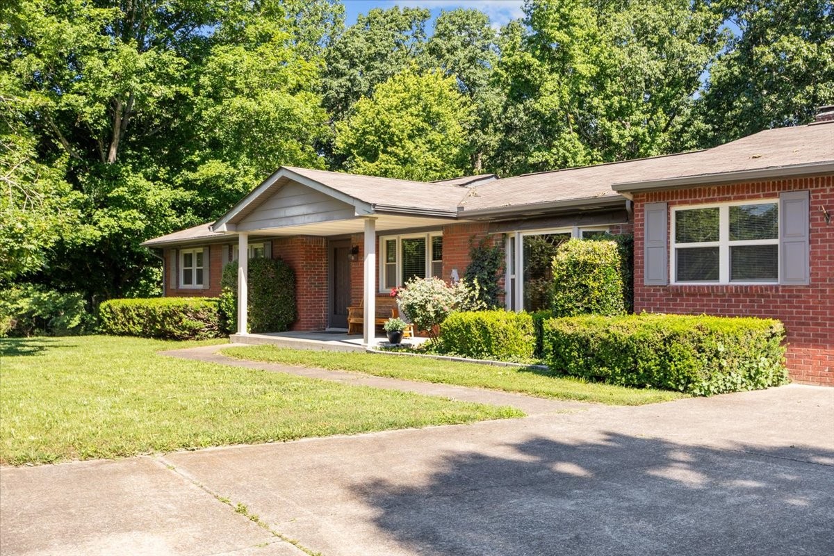 555 Lakeview Cir
