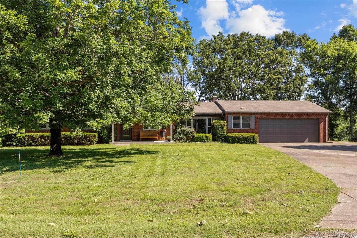 555 Lakeview Cir