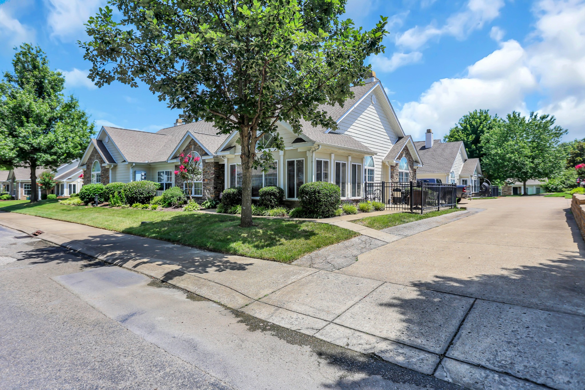 825 Browns Ln
