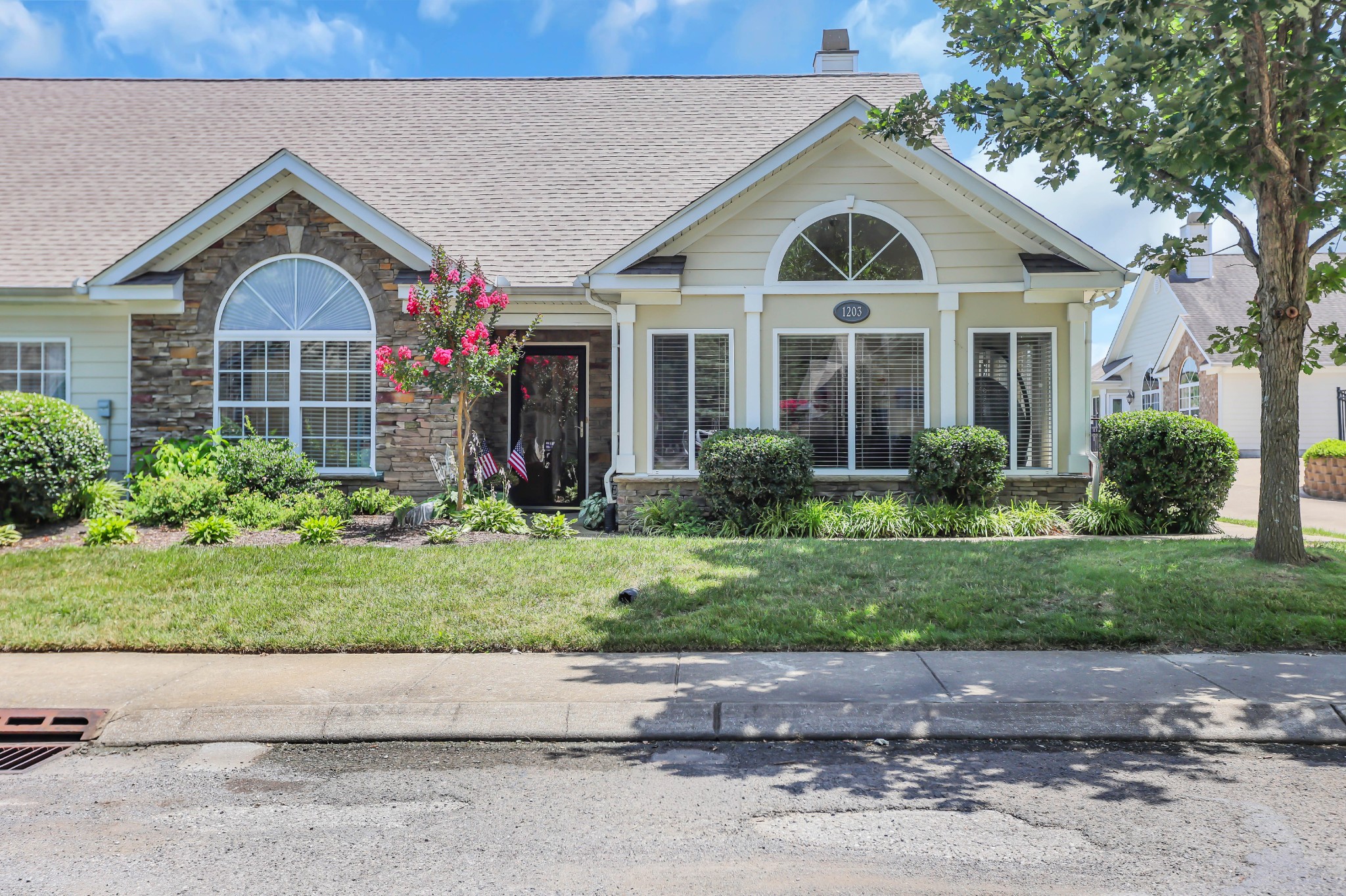 825 Browns Ln