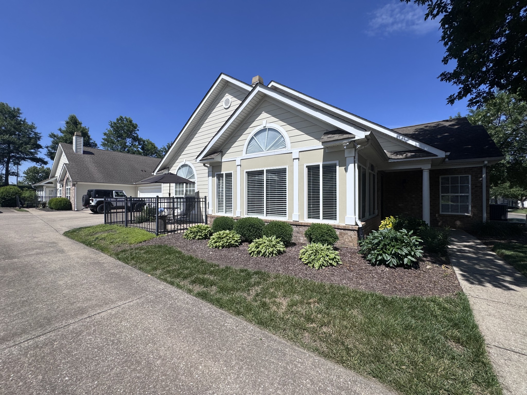 825 Browns Ln