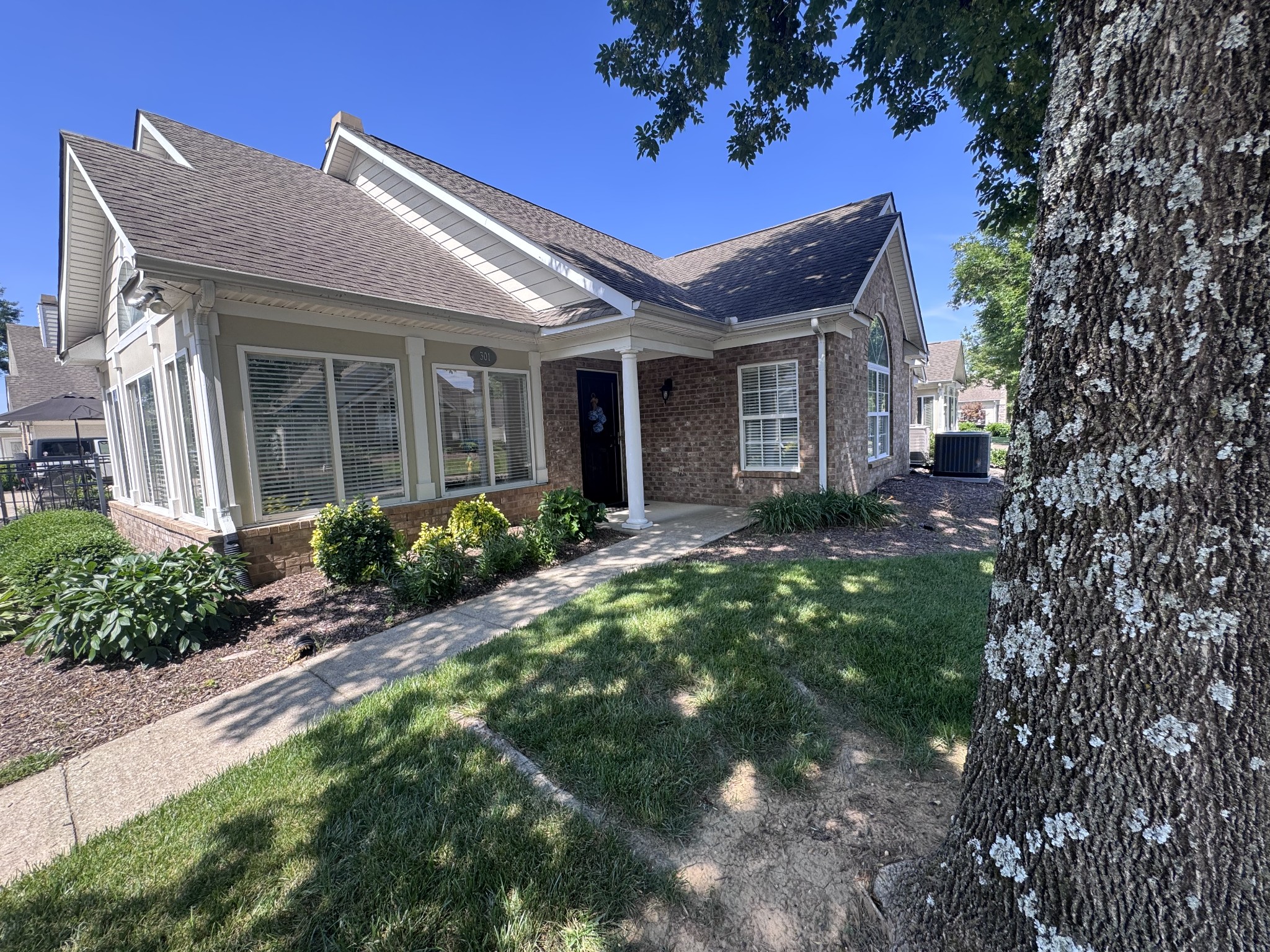 825 Browns Ln