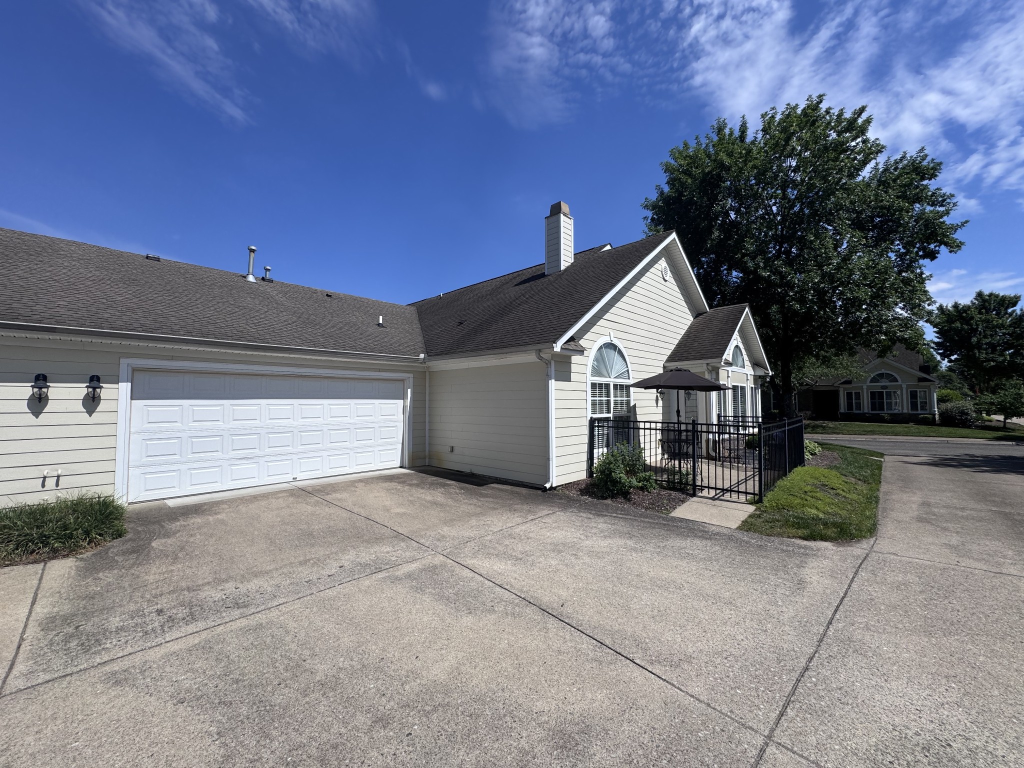 825 Browns Ln