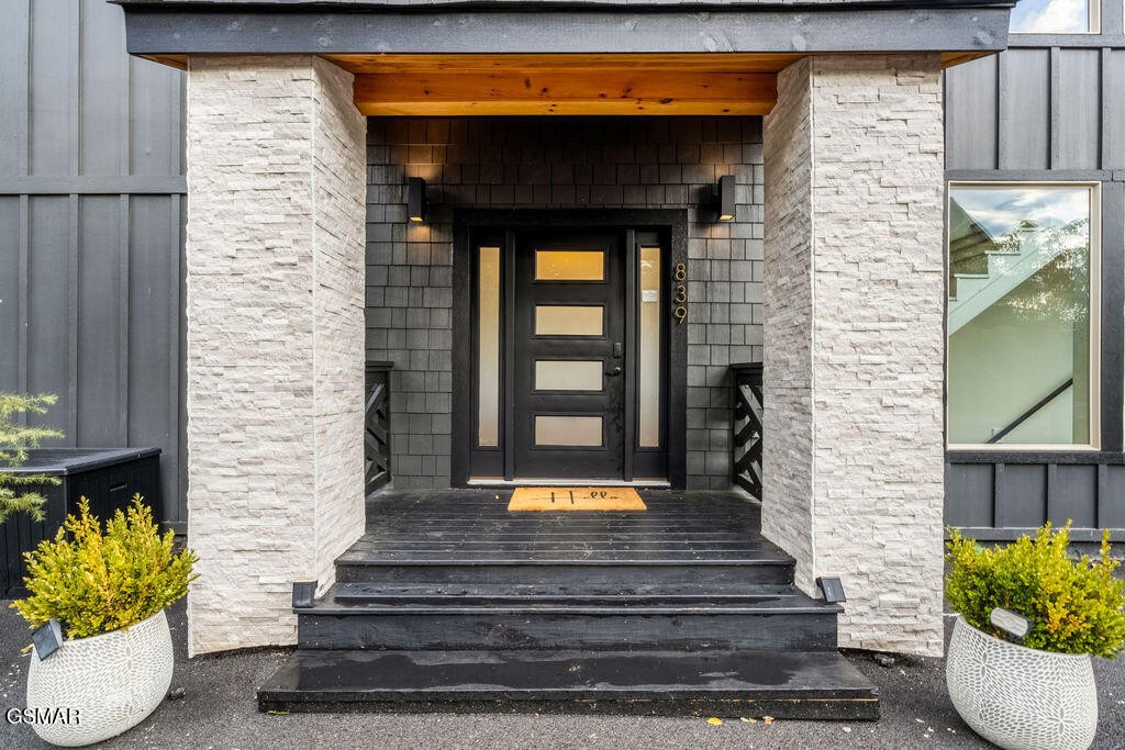839 Deer Path Lane