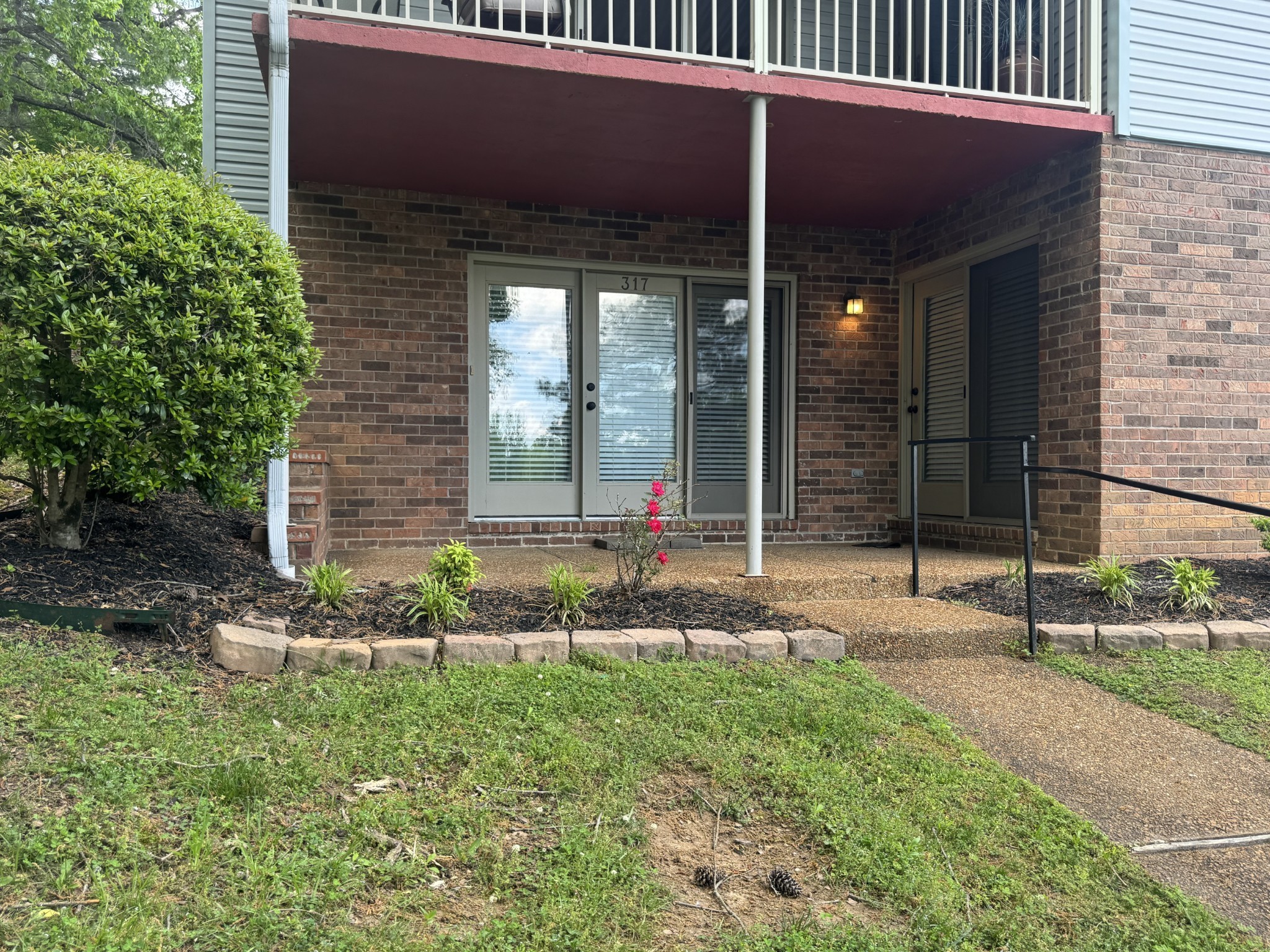 317 Village Ln, W