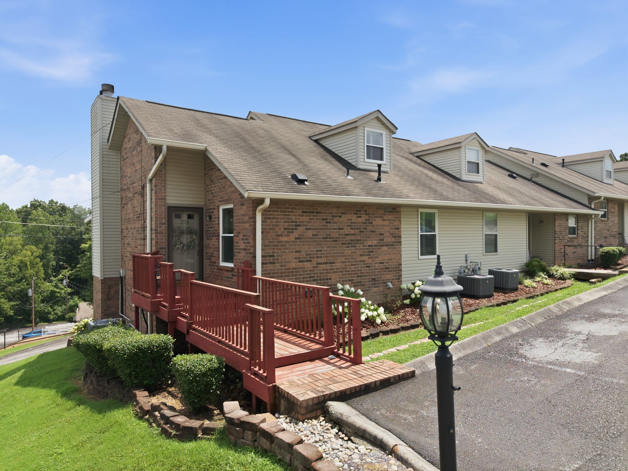 204 Village Cir, W