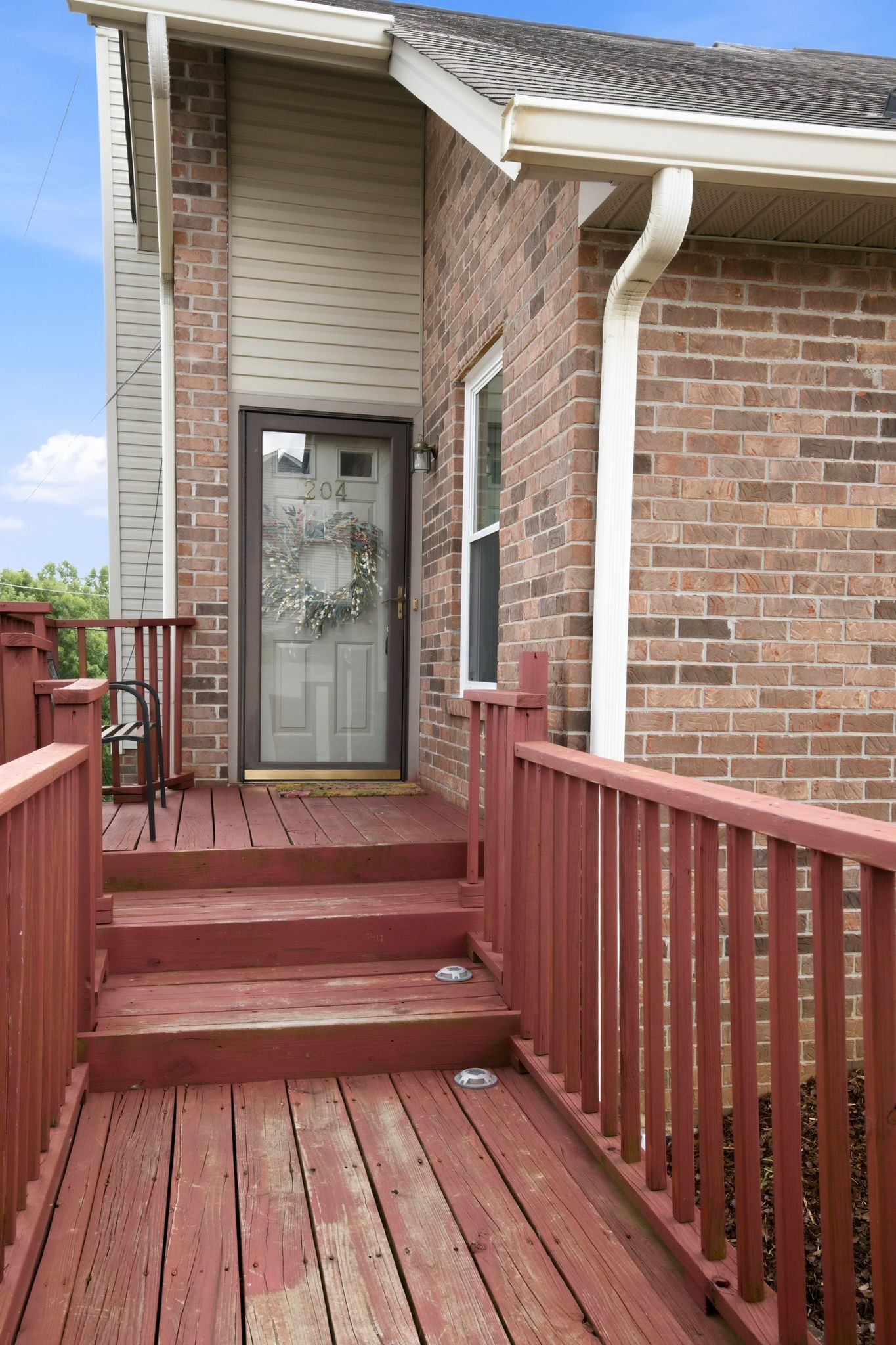 204 Village Cir, W