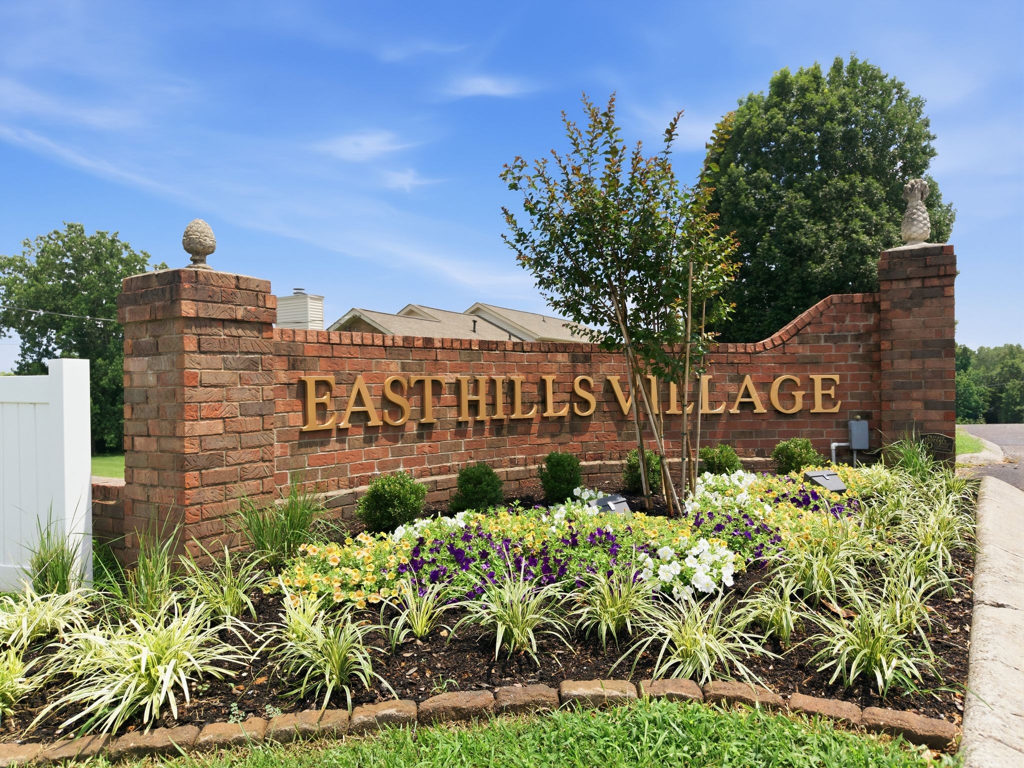 204 Village Cir, W