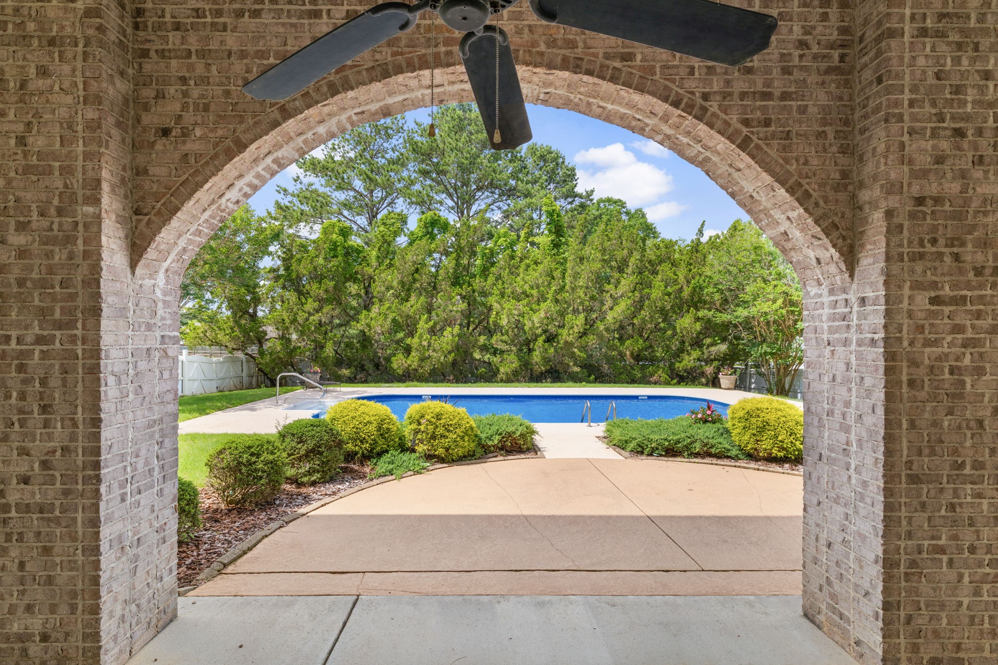 101 E Meadow Hill Dr
