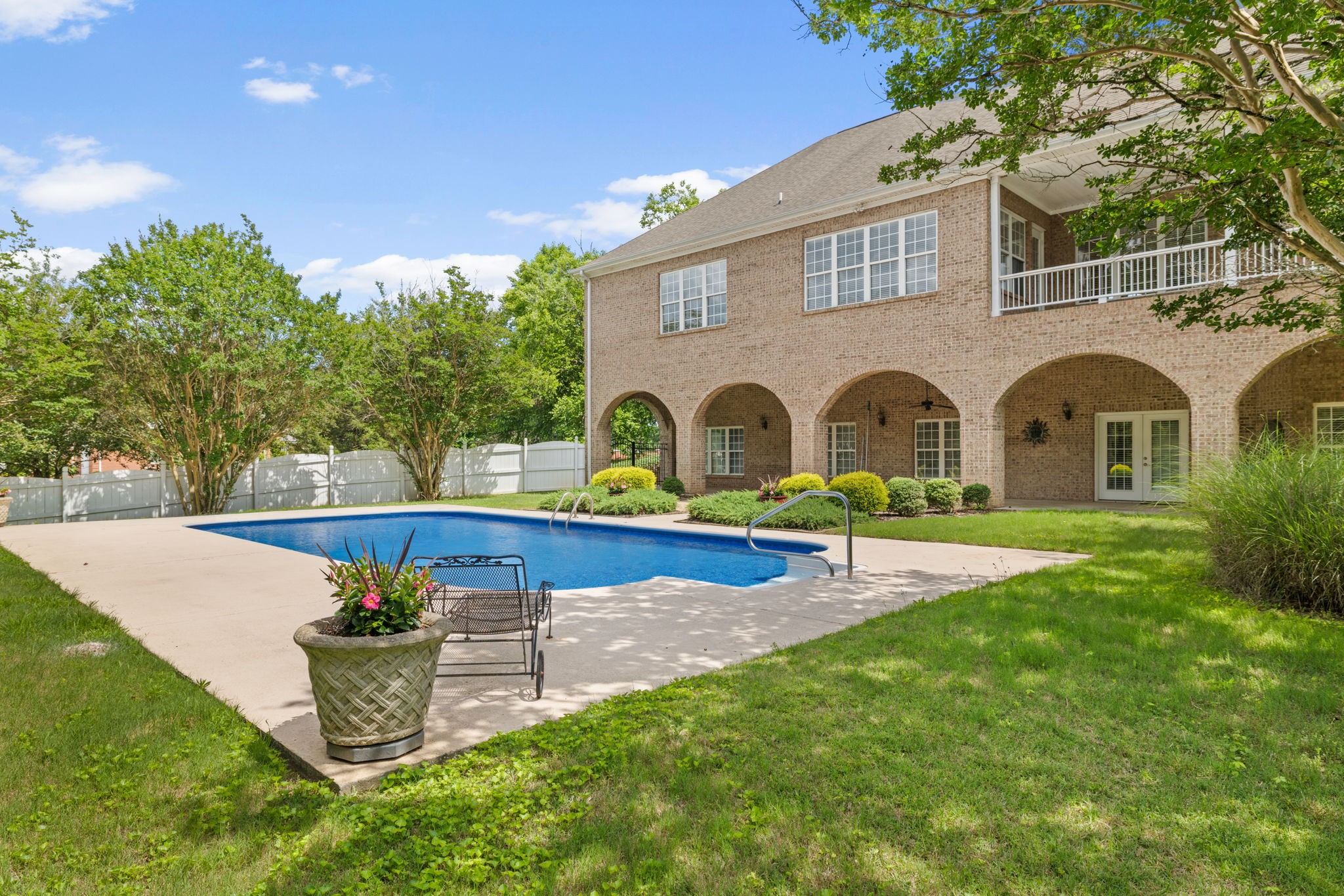101 E Meadow Hill Dr