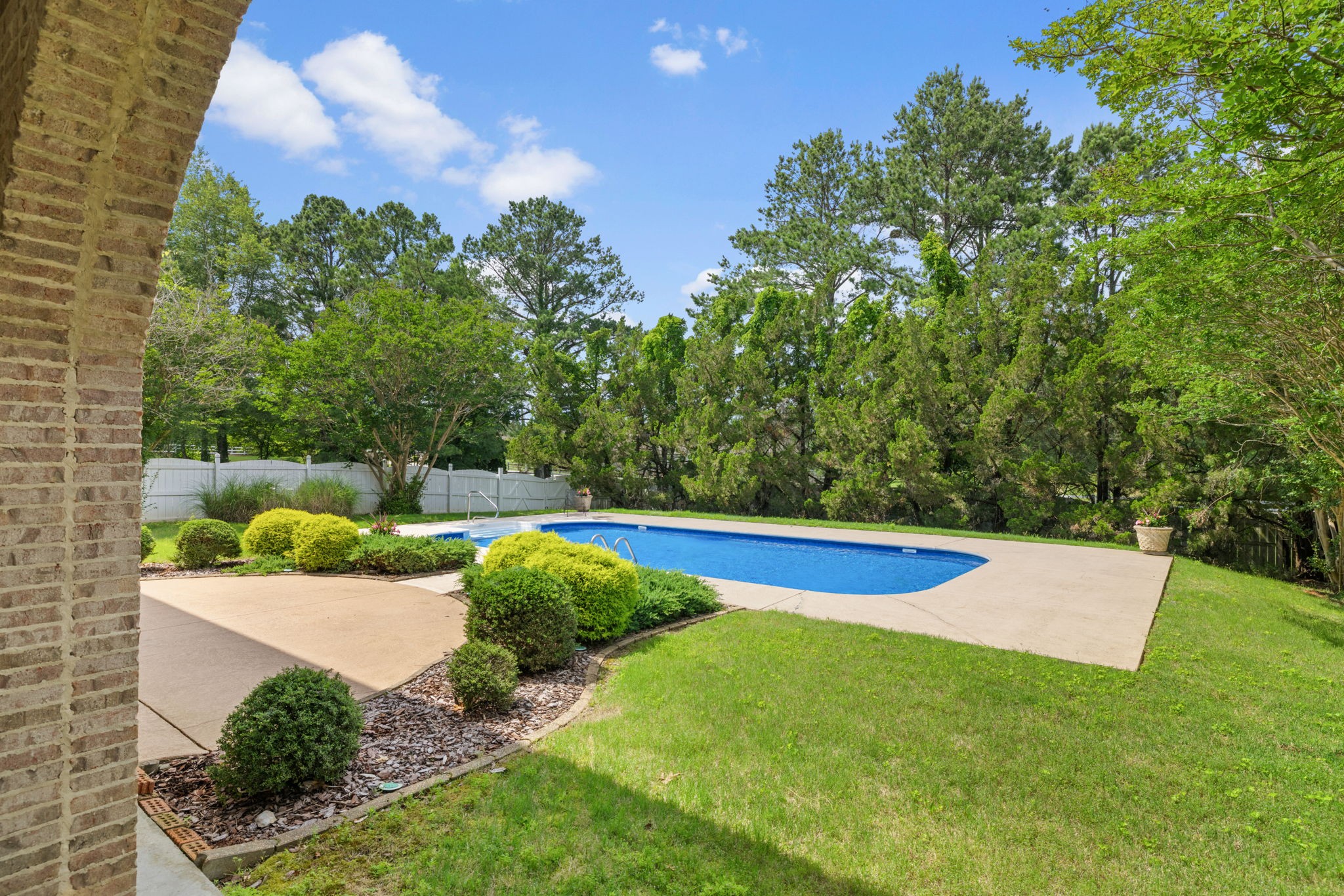101 E Meadow Hill Dr