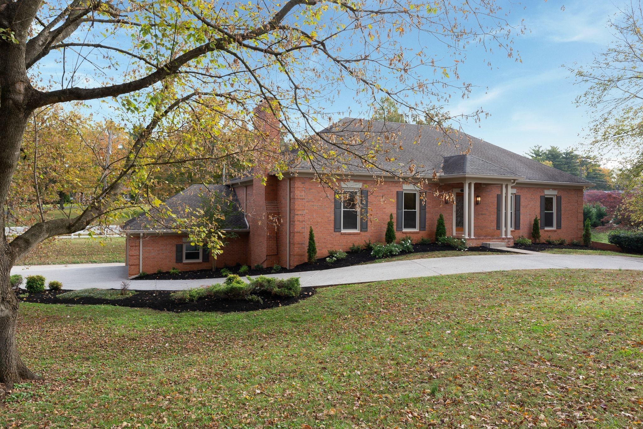 1419 Ascot Close