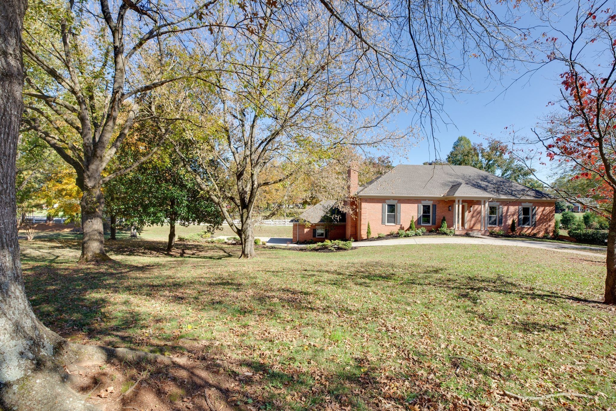 1419 Ascot Close