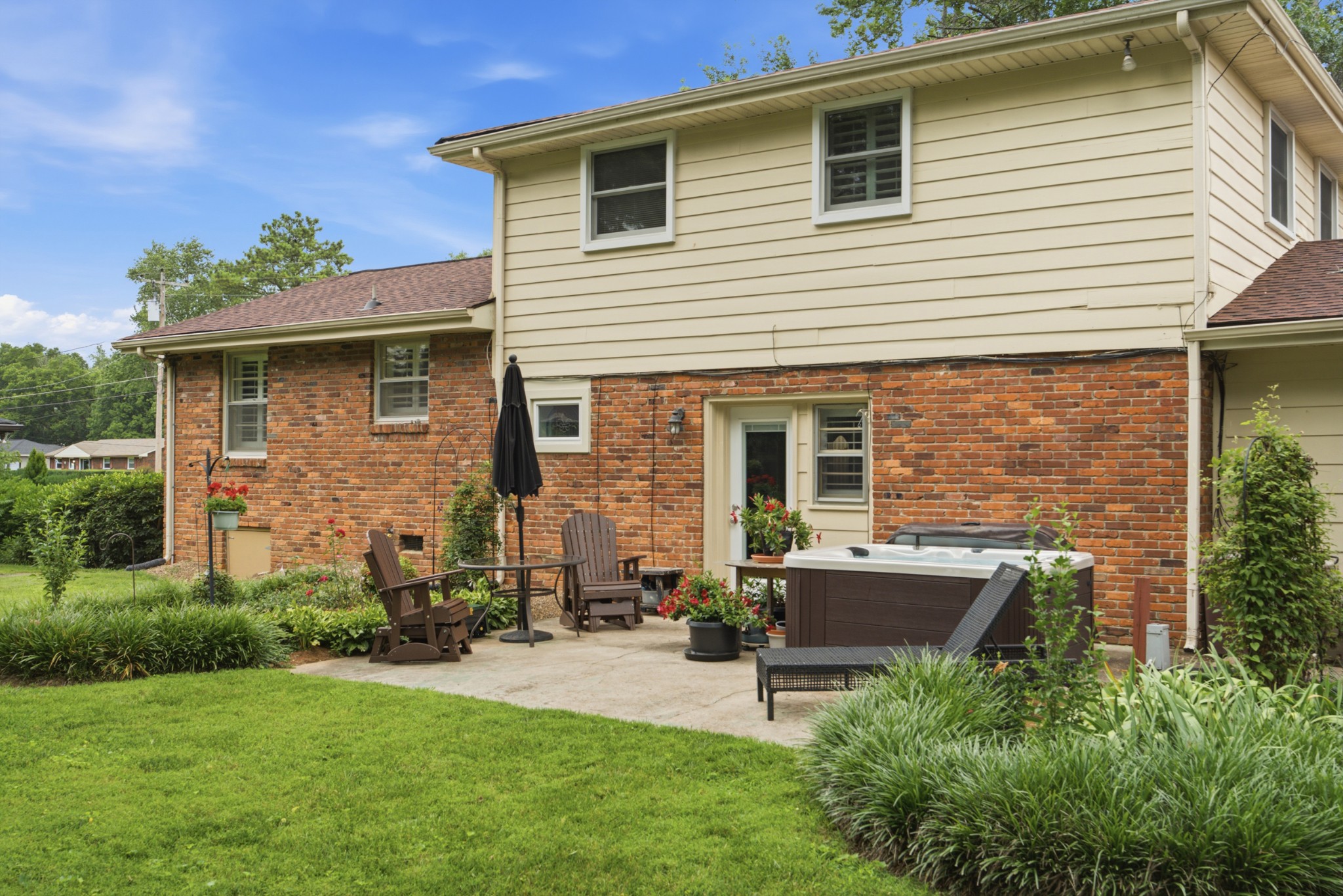 323 Colt Ln