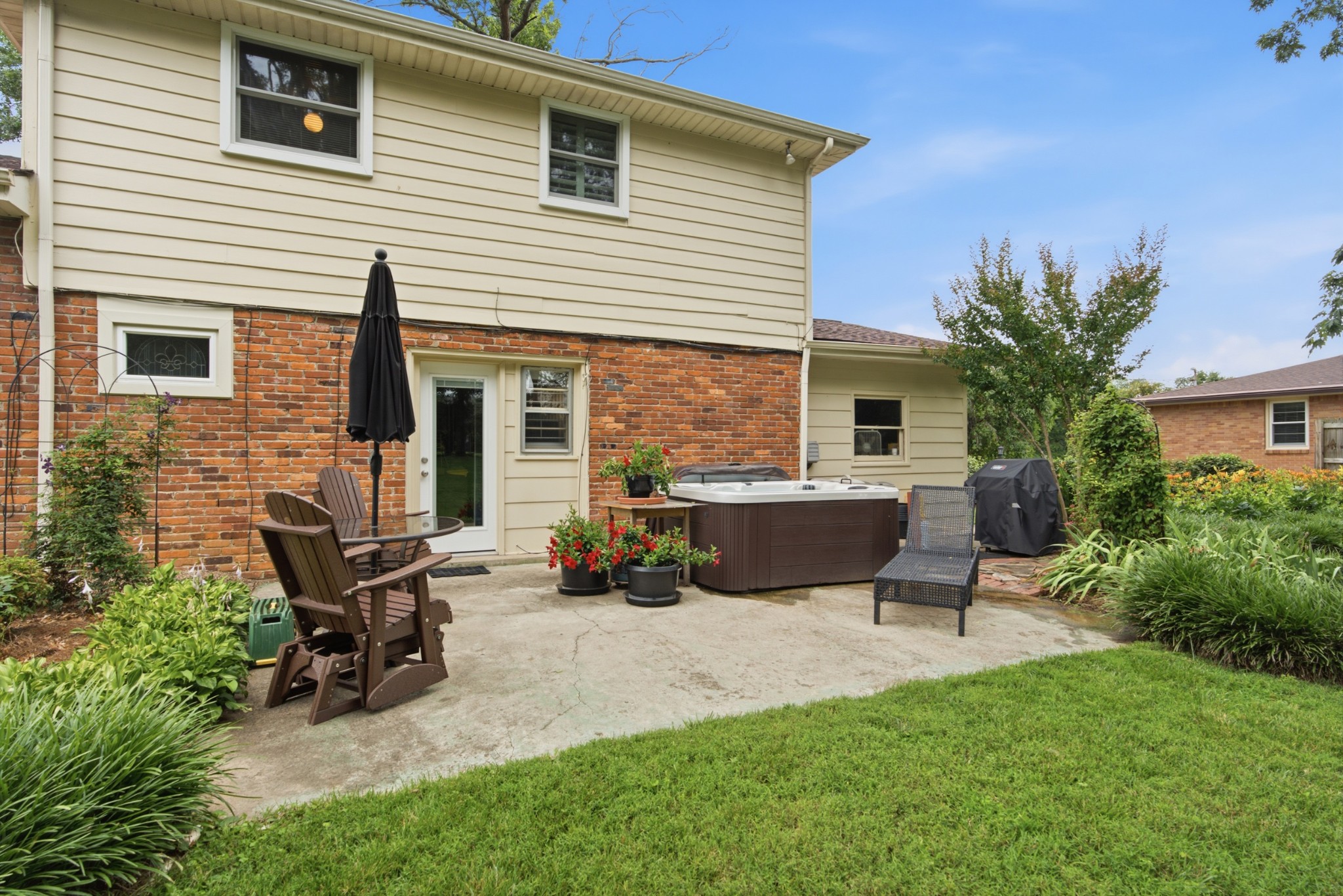323 Colt Ln