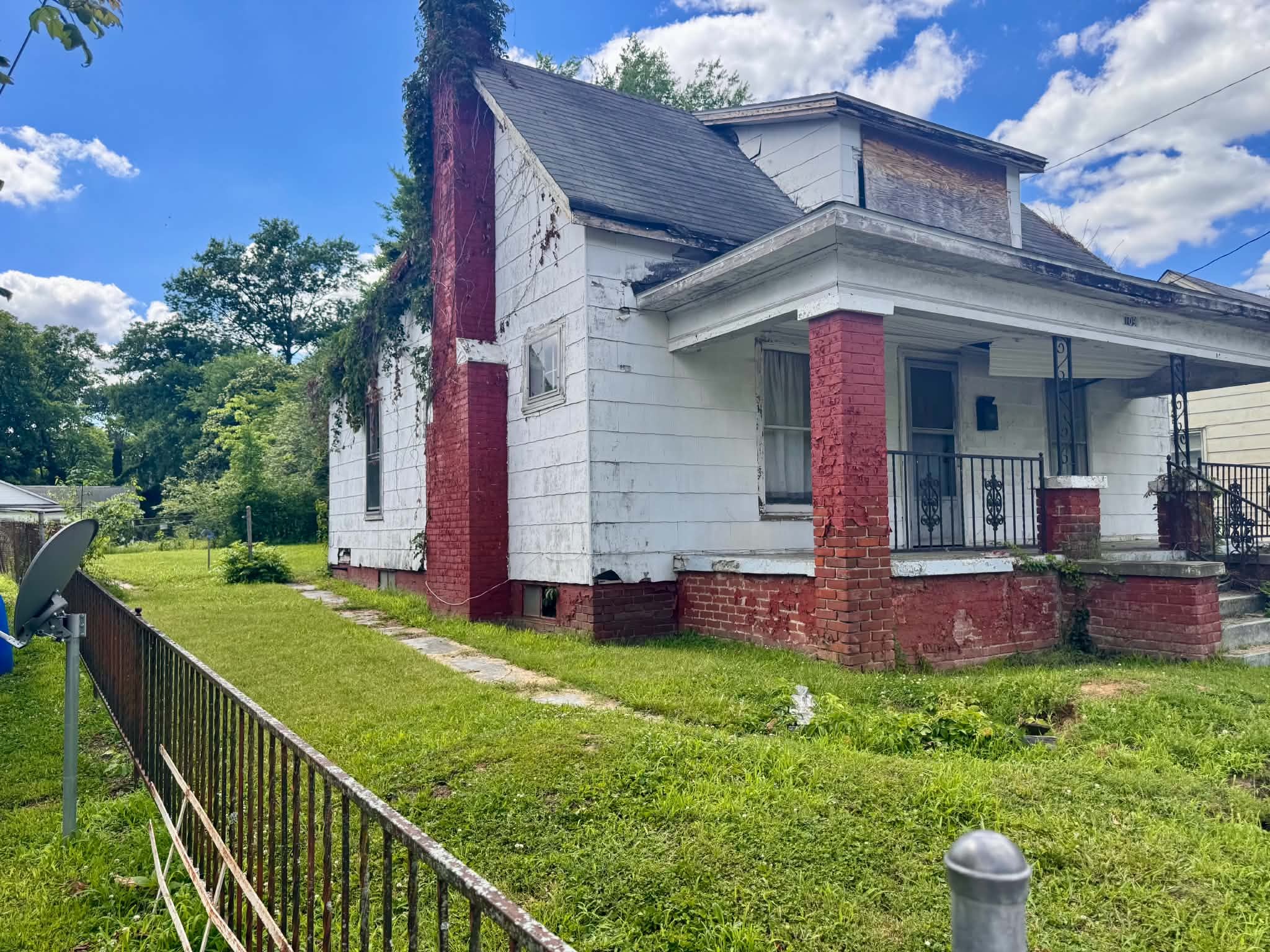 109 S Elm St