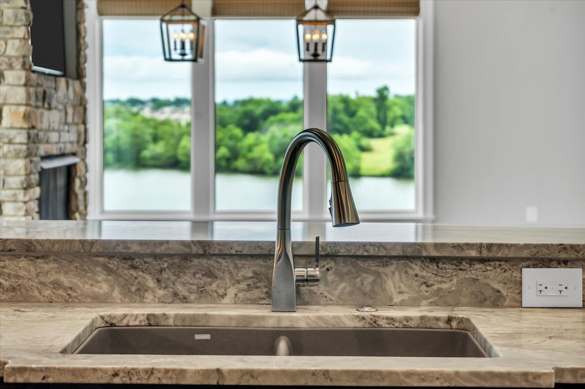 1024 Club View Dr