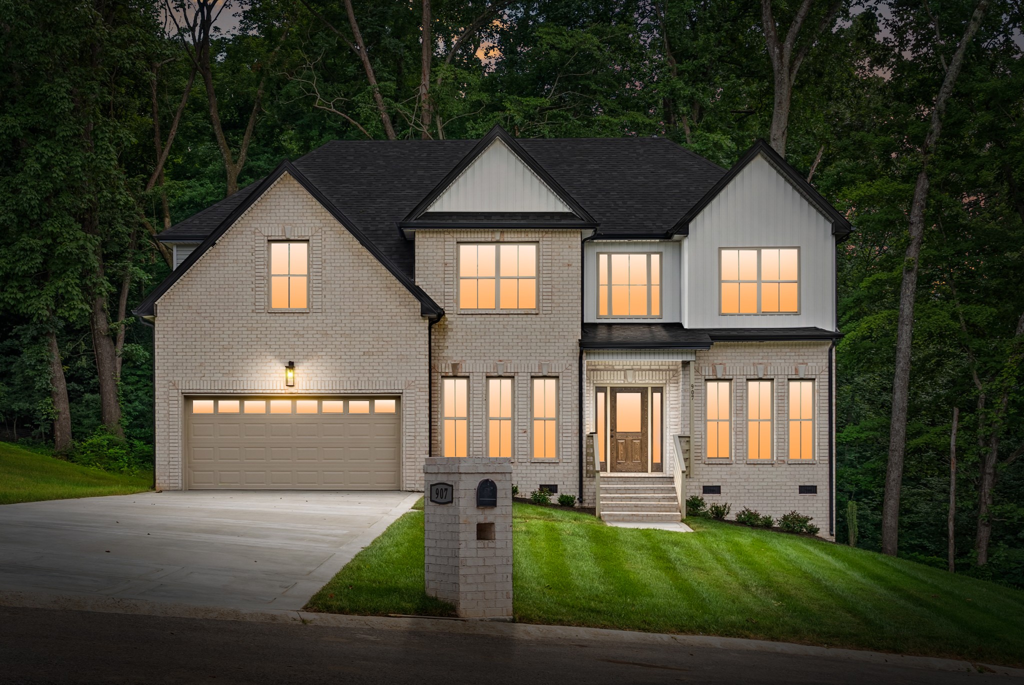 907 Douglas Ln
