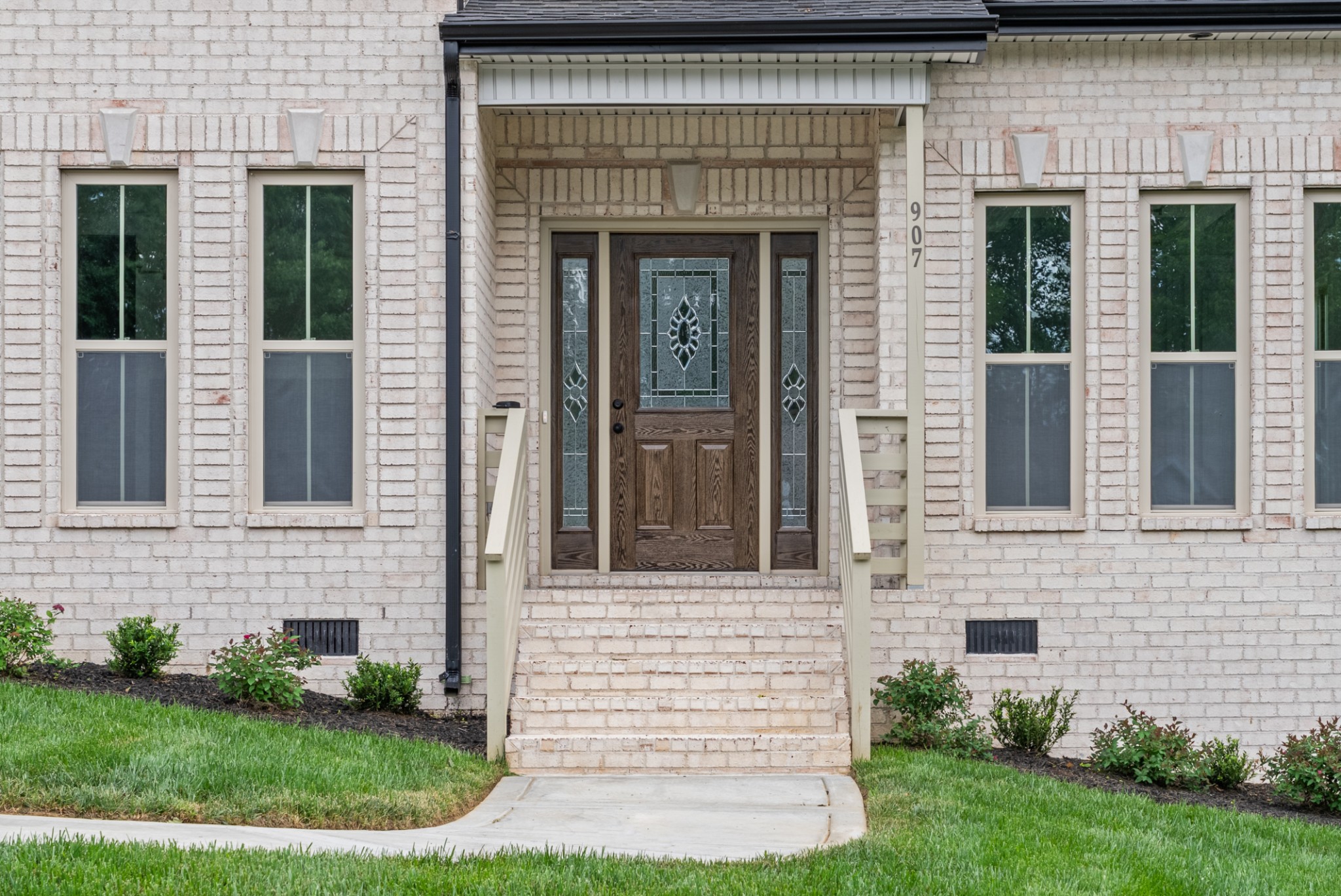 907 Douglas Ln
