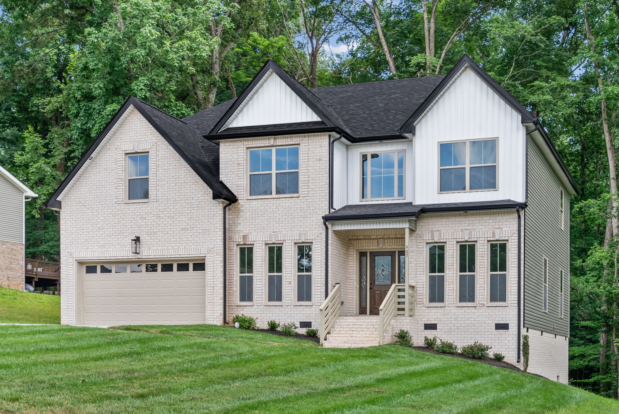 907 Douglas Ln