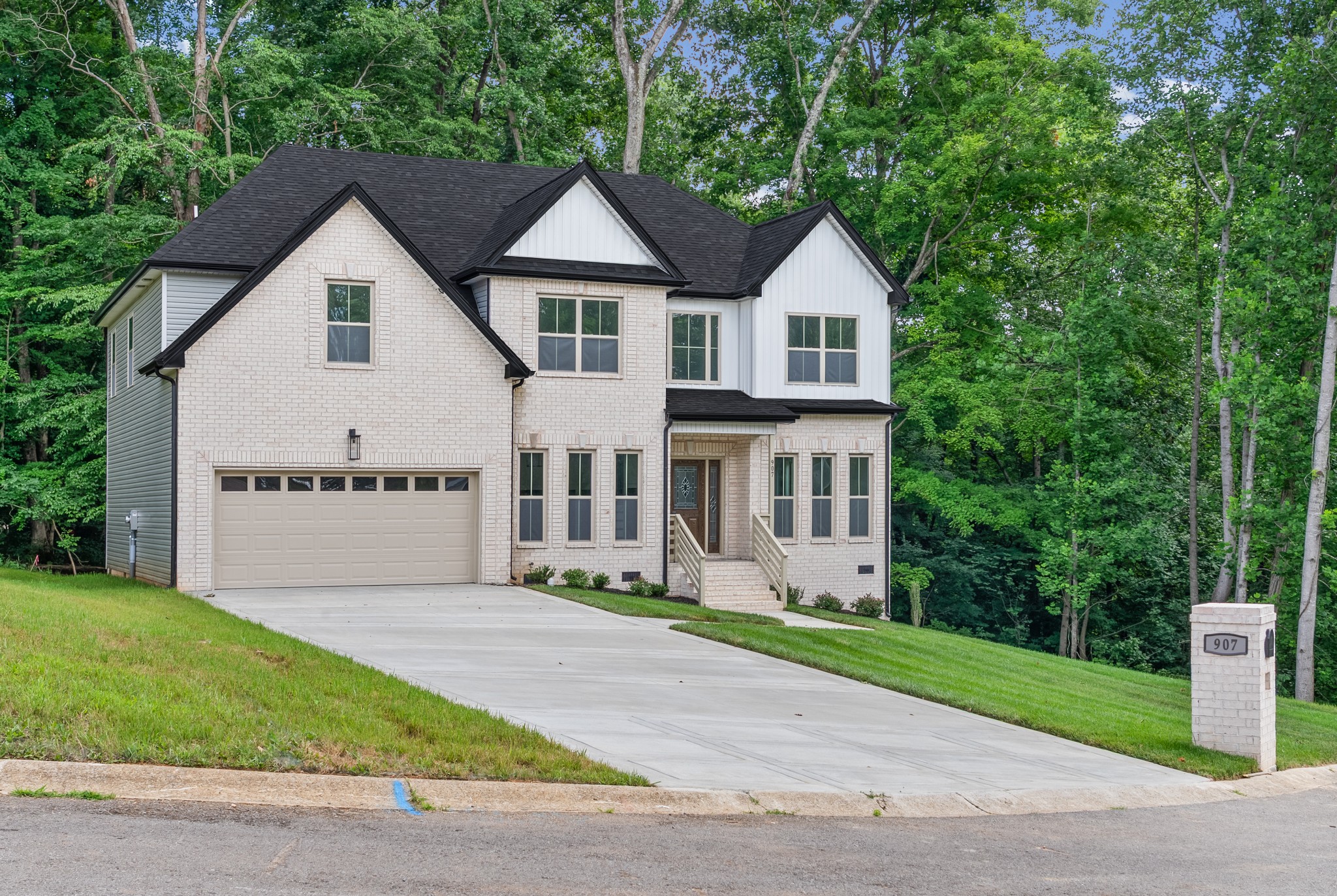 907 Douglas Ln