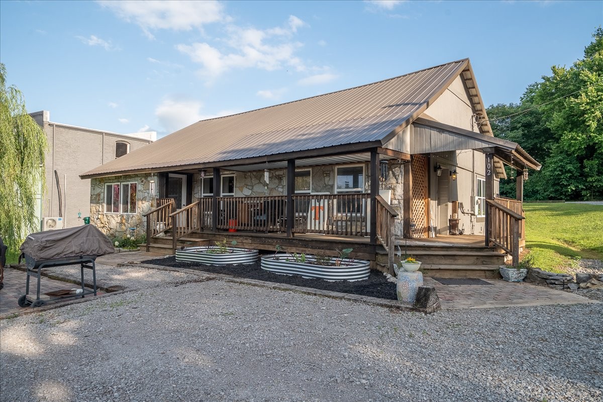 102 Church St
