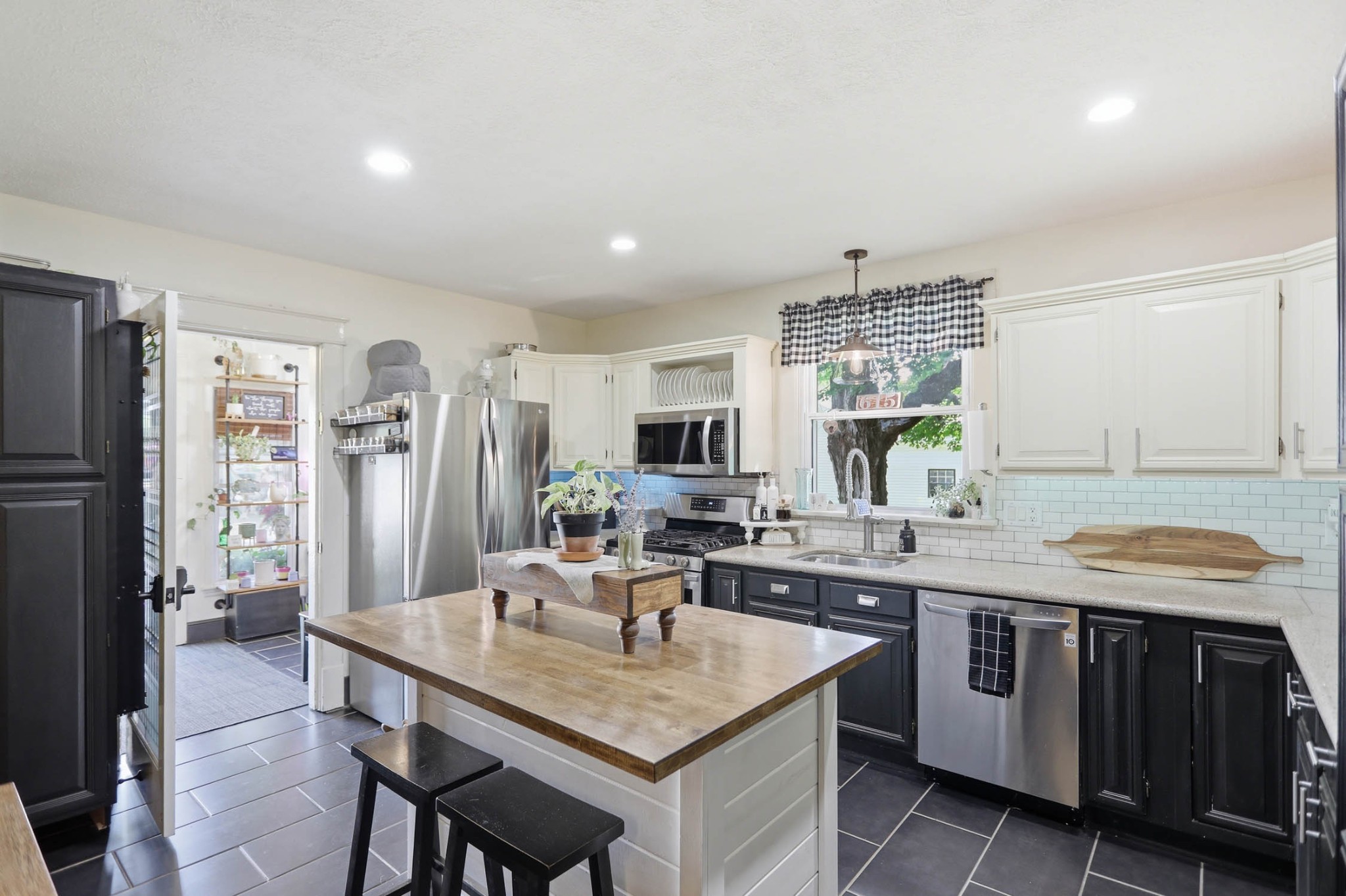 8157 Highway 49, E
