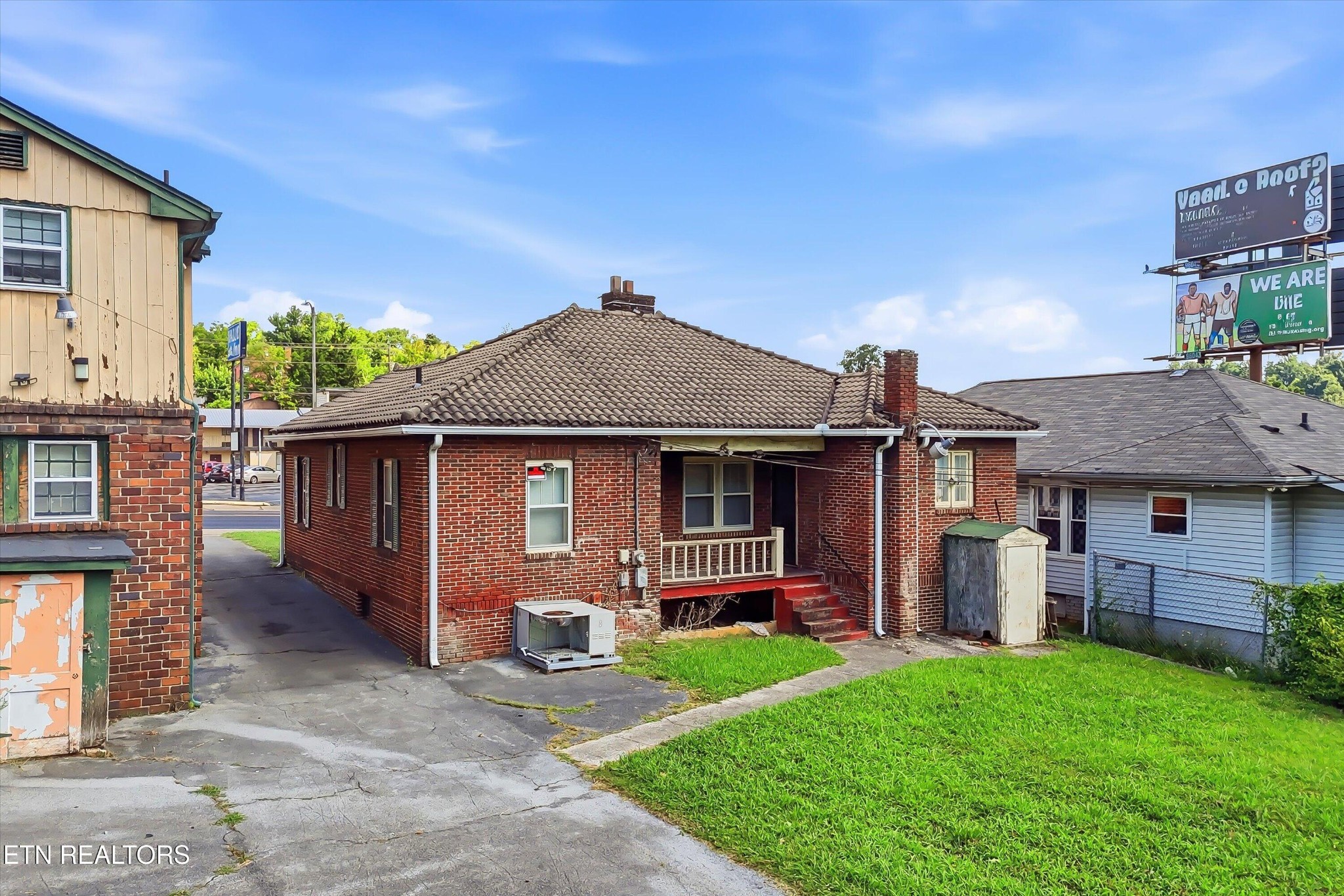 3208 E Magnolia Ave