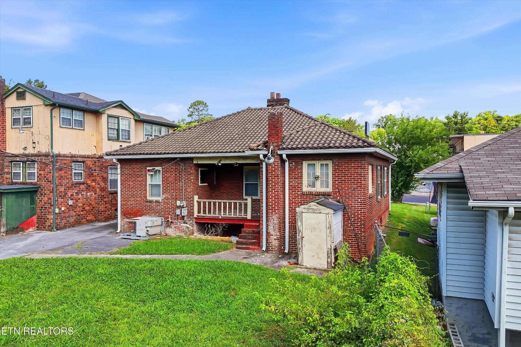 3208 E Magnolia Ave