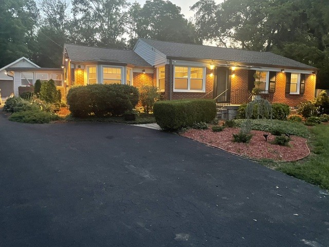 865 W Hillwood Dr