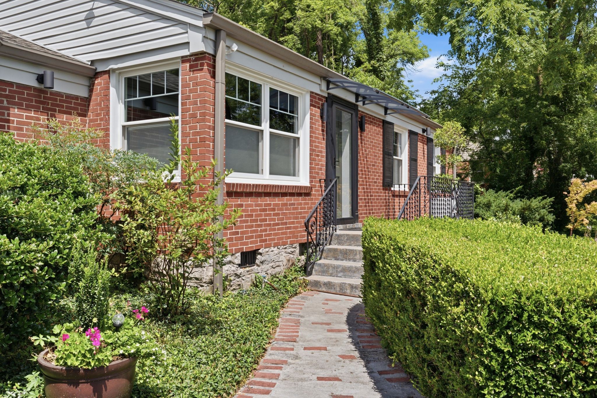 865 W Hillwood Dr