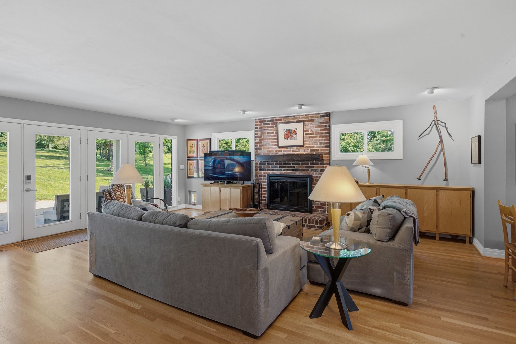 865 W Hillwood Dr