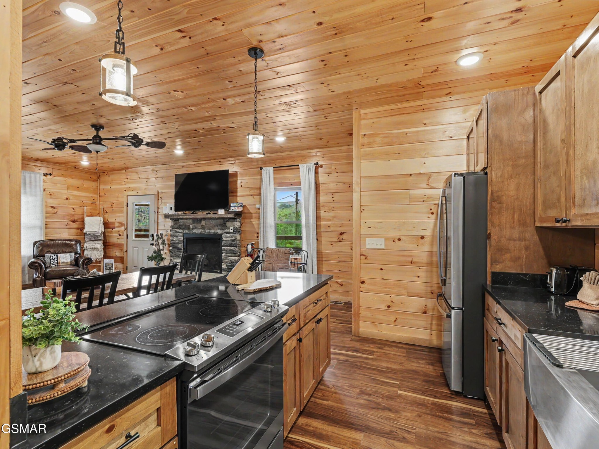 856862 Crest View Drive