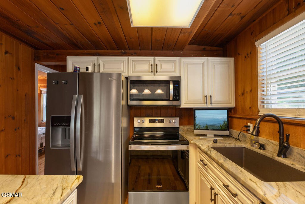 1105 Lower Alpine Way