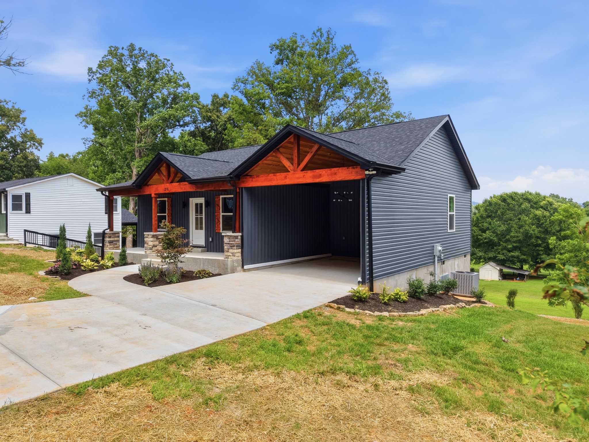 216 Twin Oaks Rd