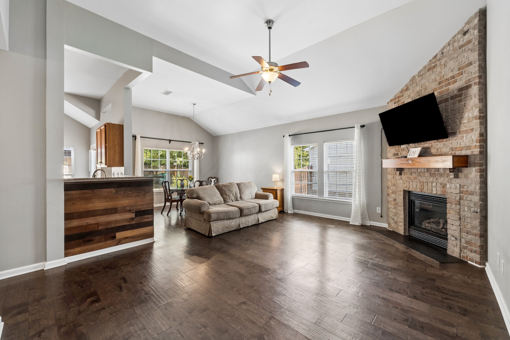 1015 Achiever Cir