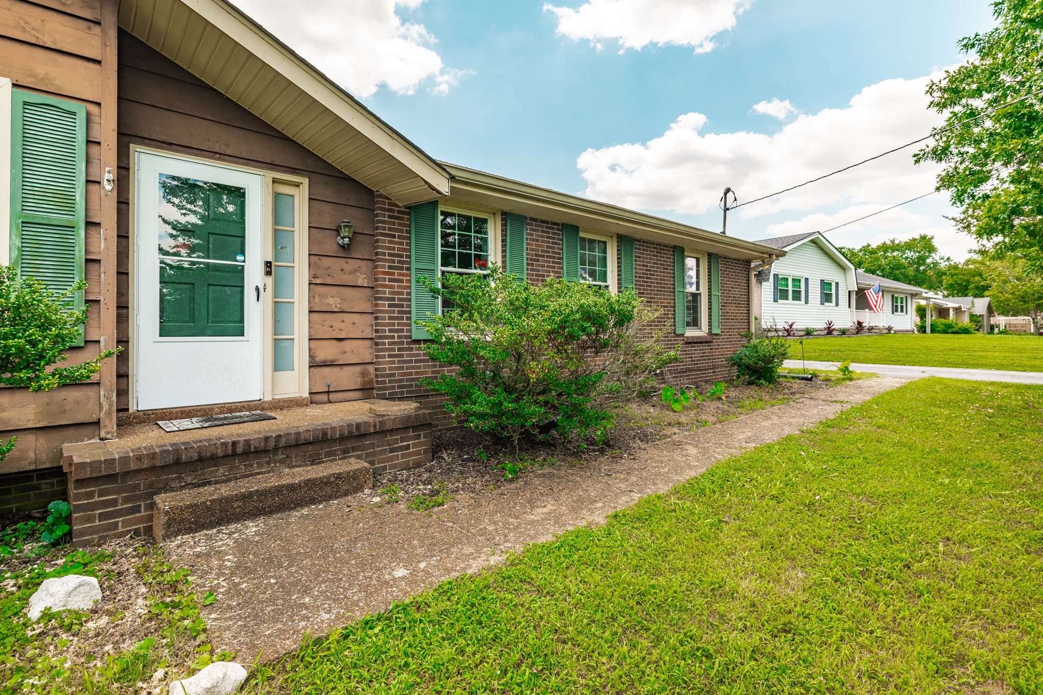 102 Lake Point Dr