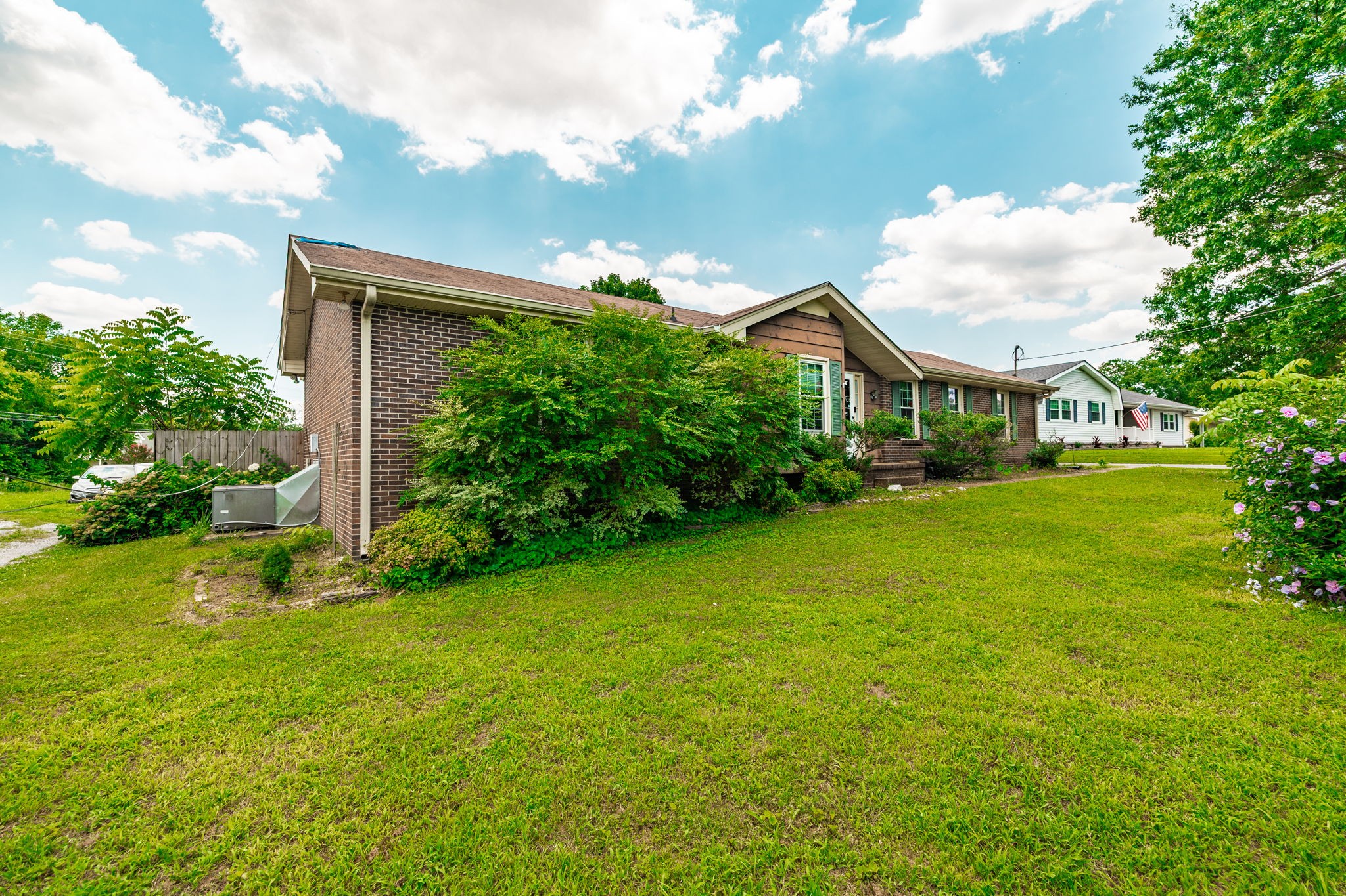 102 Lake Point Dr