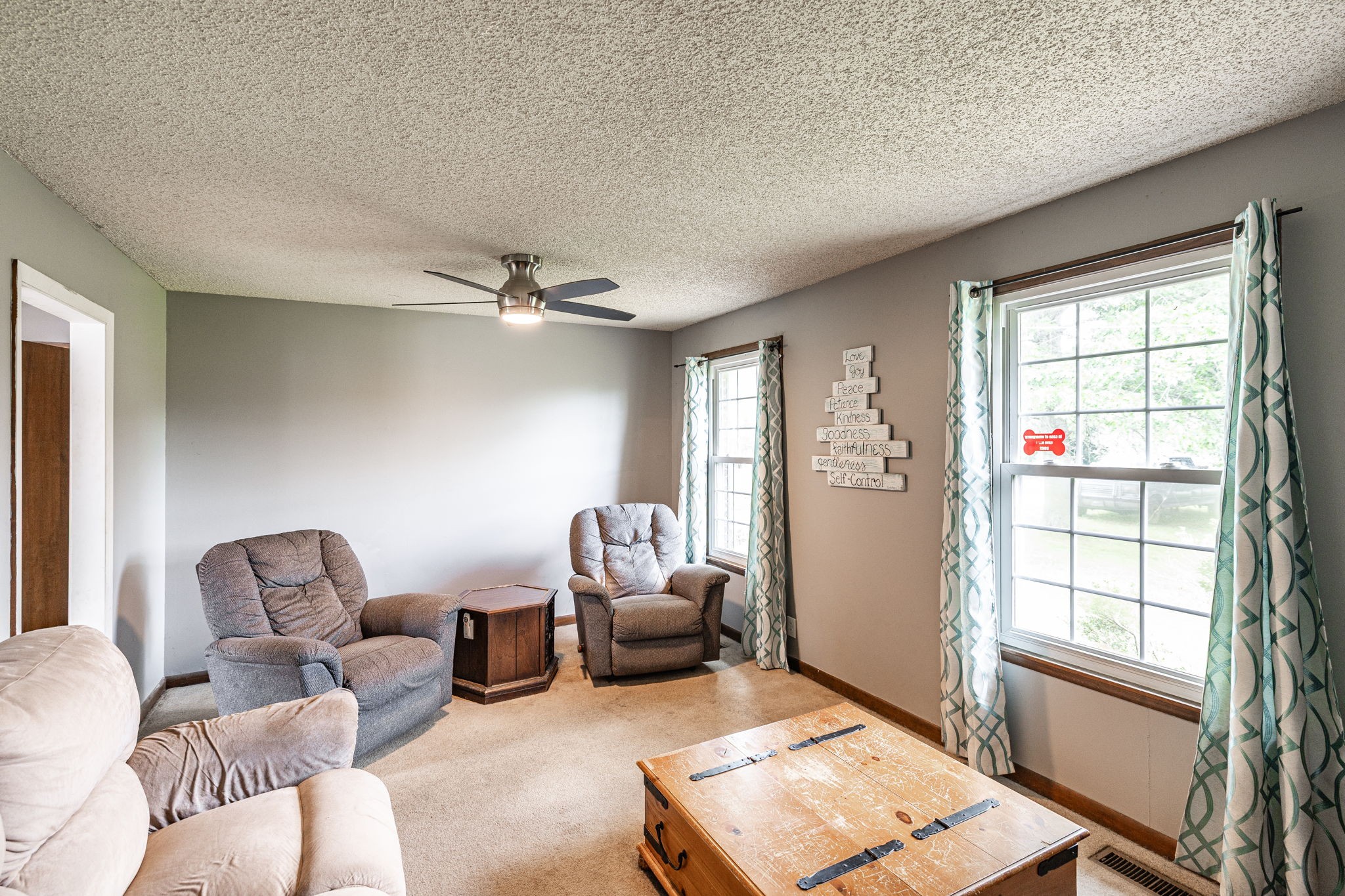 102 Lake Point Dr