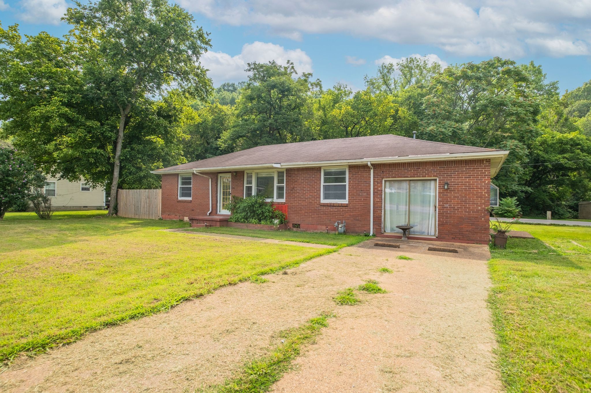 1329 Louisville Hwy