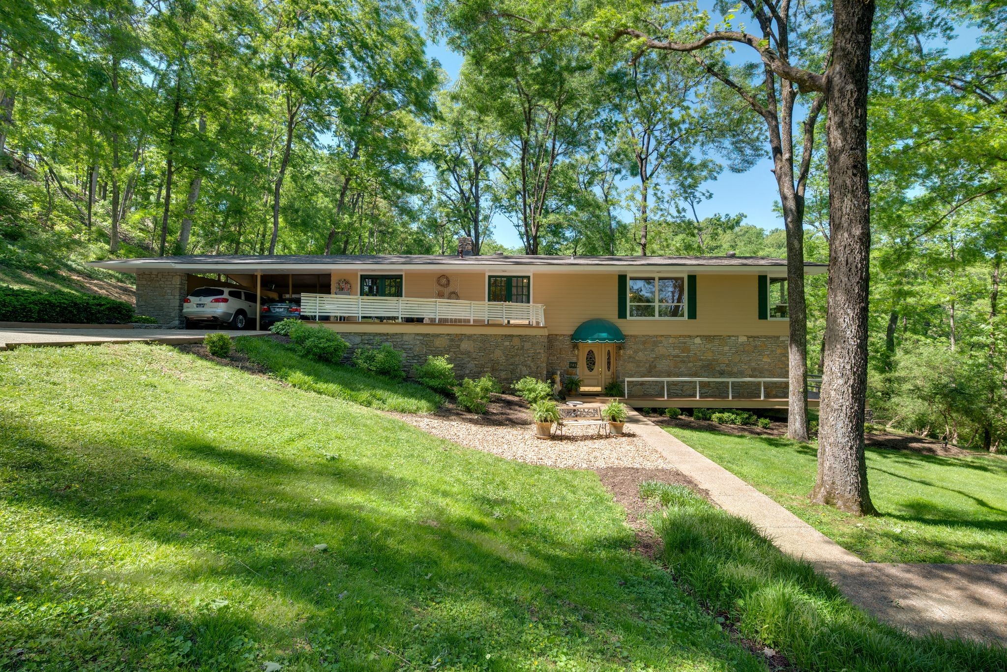 945 Forest Acres Ct