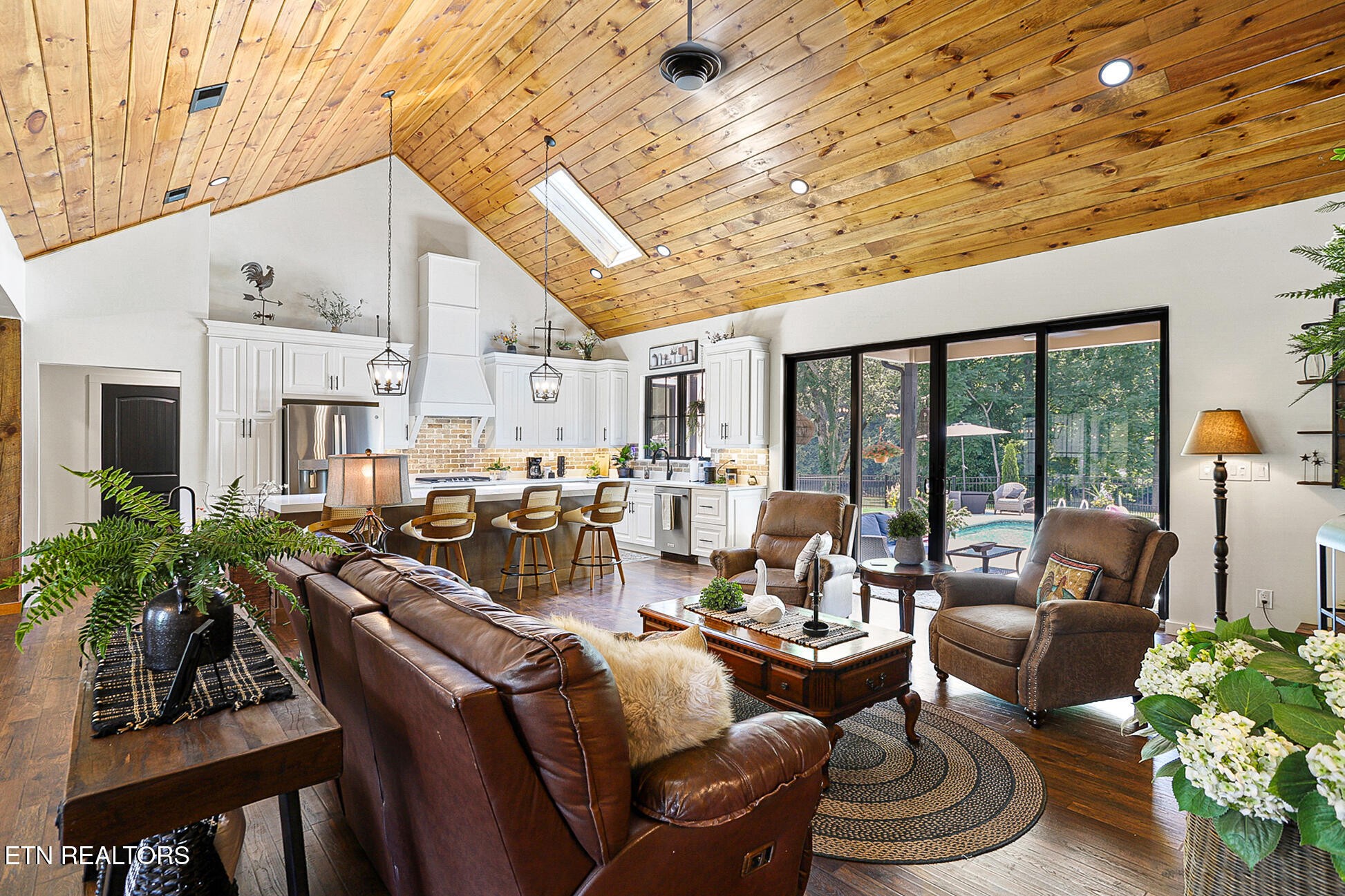 1945 River Mist Circle