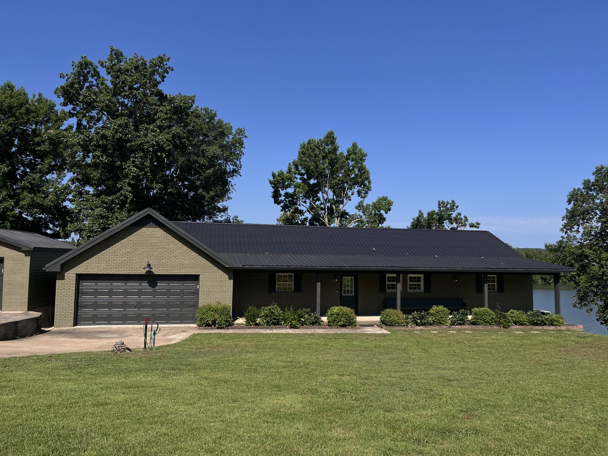 194 Lakeshore Cir