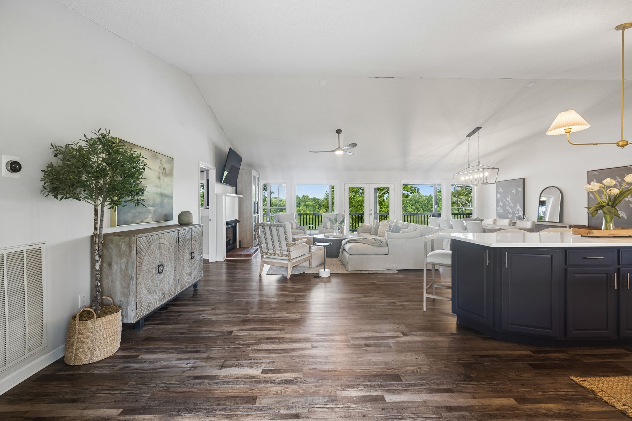 194 Lakeshore Cir