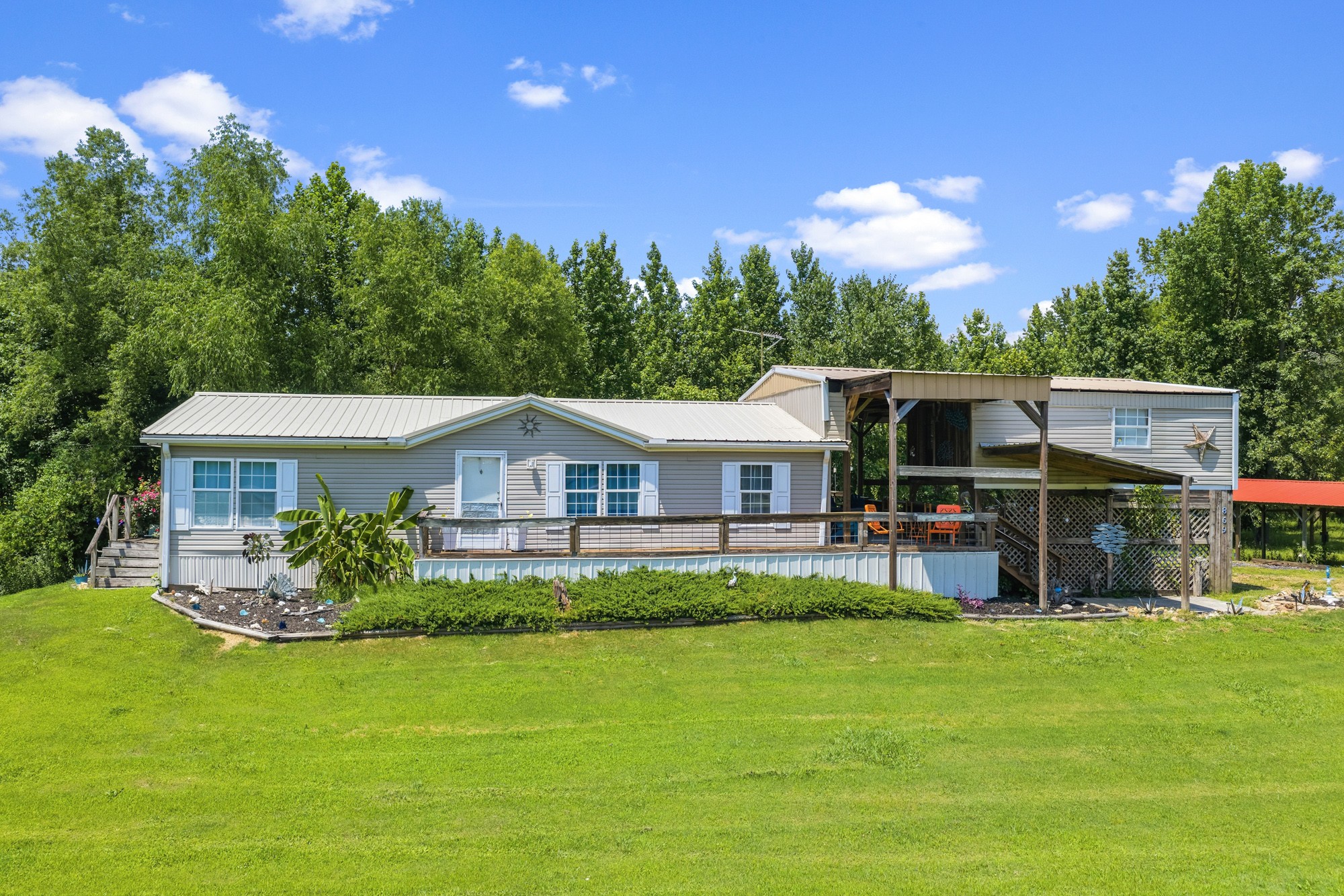 869 Riverview Dr