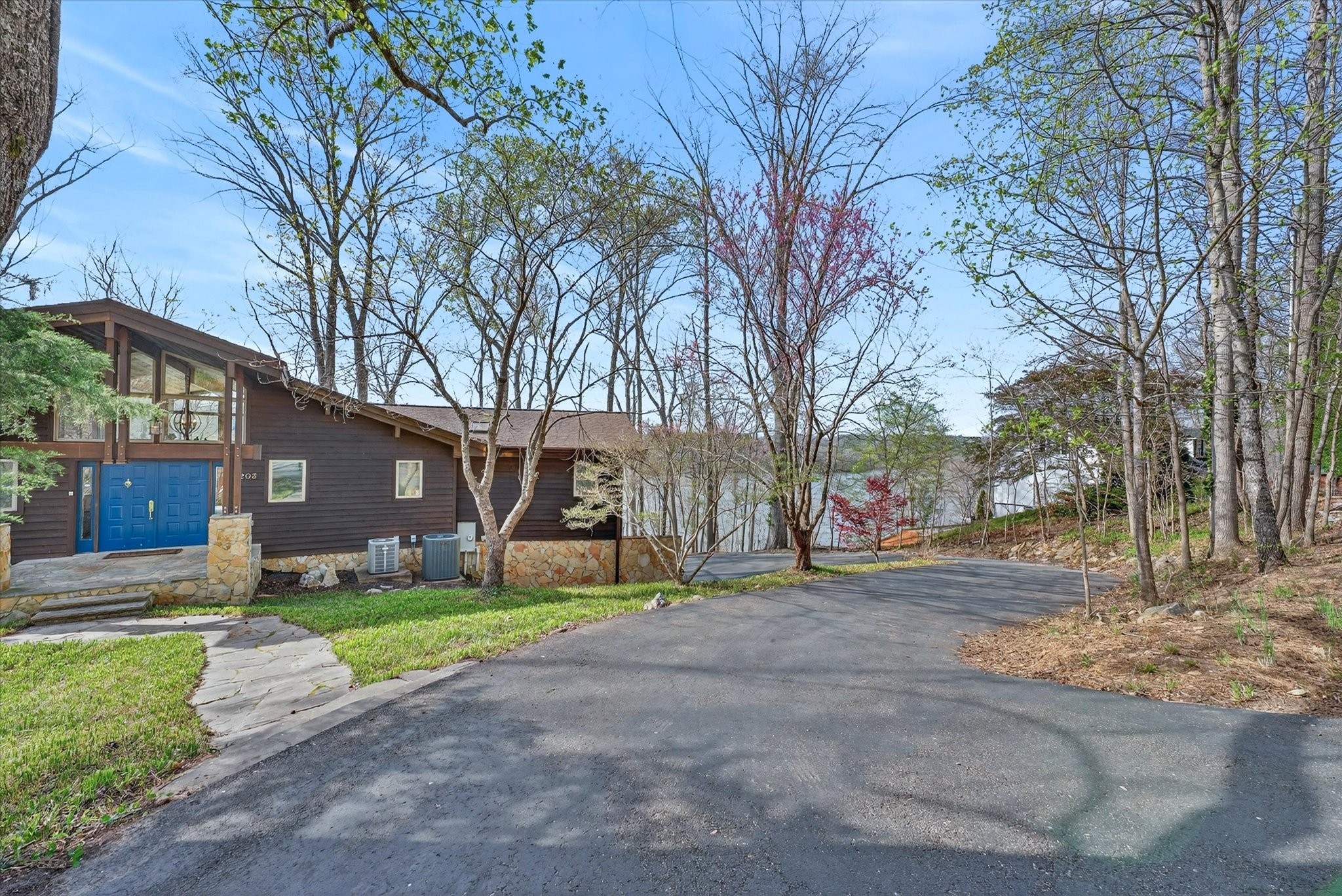 203 Whispering Hills Dr