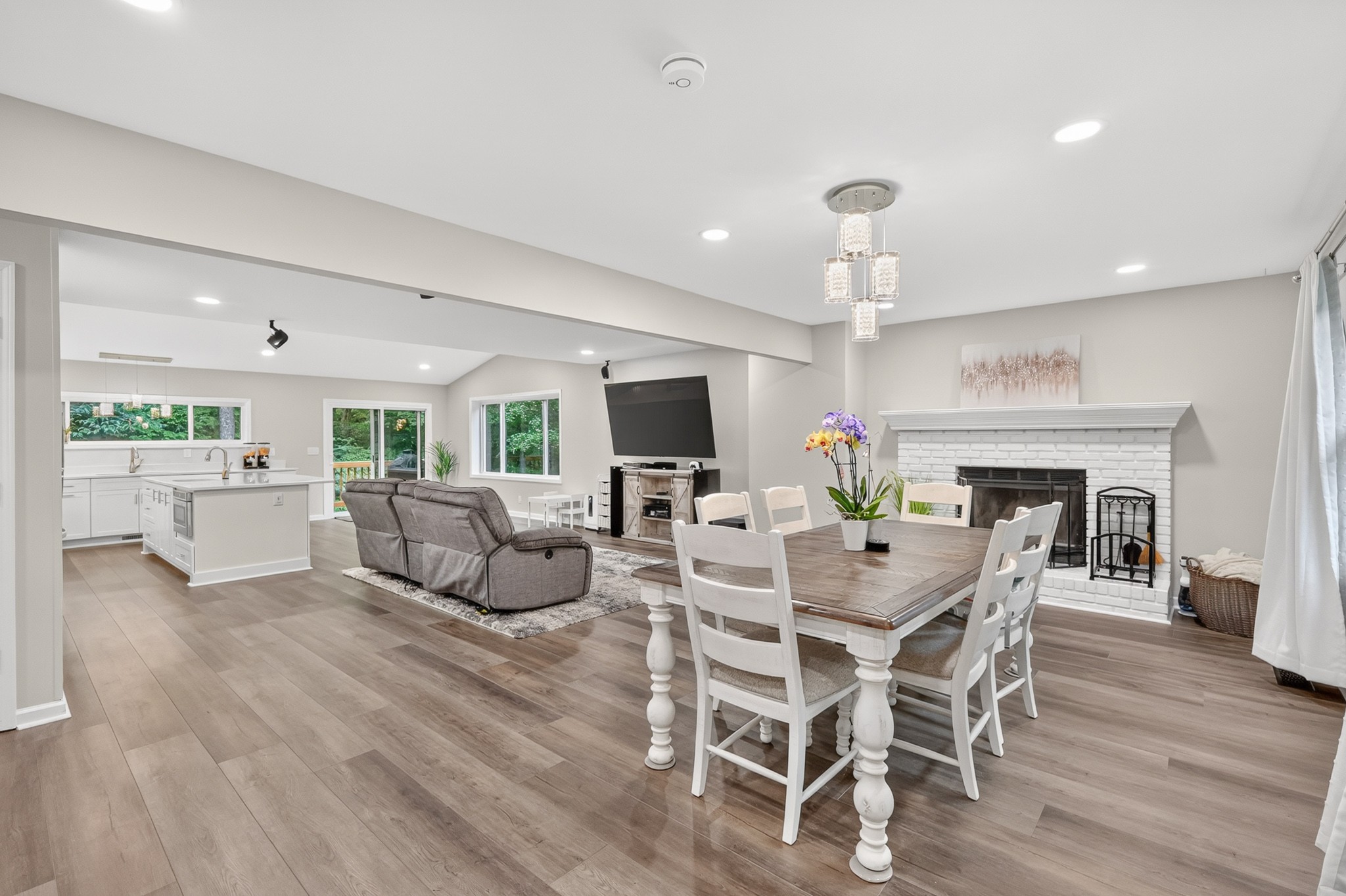 1011 Valley Ln