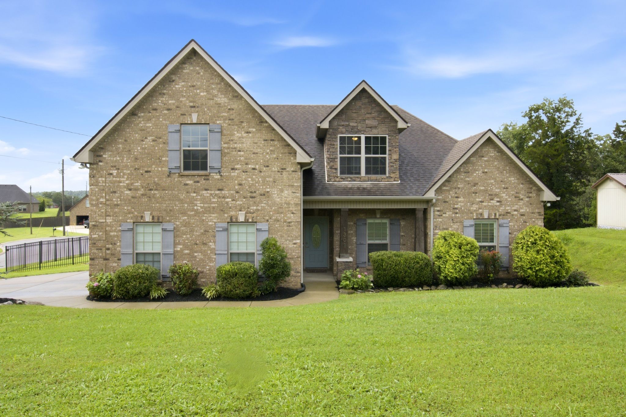 1301 Rivercrest Dr